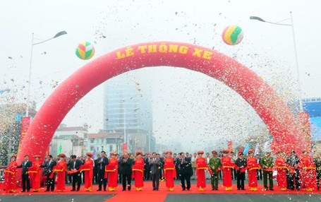 Phó Thủ tướng Nguyễn Xuân Phúc dự lễ thông xe cầu vượt Láng - Nguyễn Chí Thanh - ảnh 1